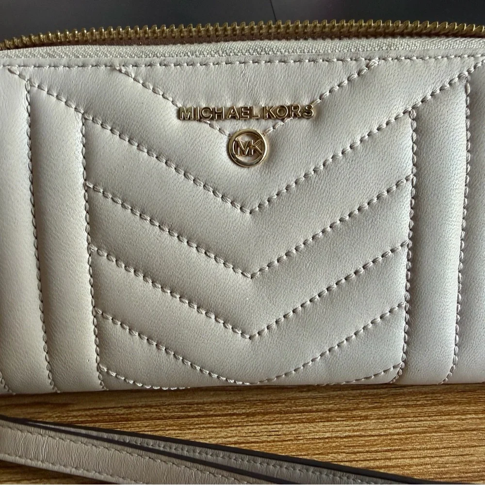 Michael Kors Blush Quilted Wristlet - Picture 5 of 12